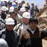 Mineurs du Chili vivants mais bloqués encore pendant des mois.