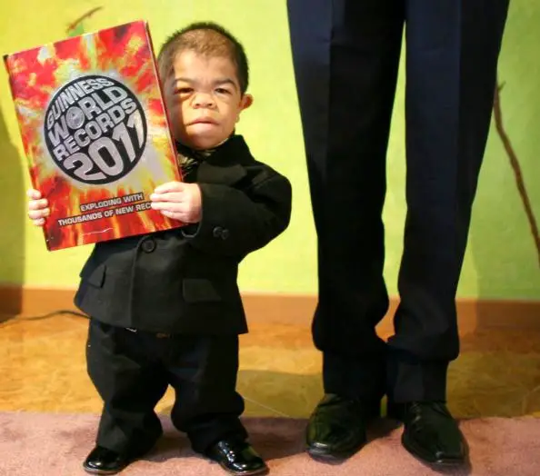 Edward Nino Hernandez déclaré comme l'homme le plus petit au monde, par le Guinness World Record. Il vit en colombie avec sa famille.