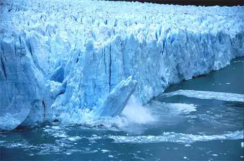  Effondrement des fragments d'un glacier en Argentine