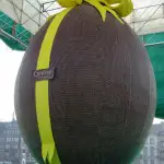 Un oeuf de Pâques en chocolat de six mètres de haut