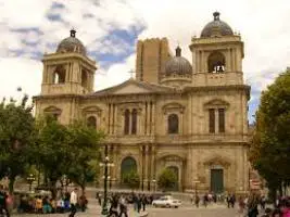 La cathédrale de la Place Murillo