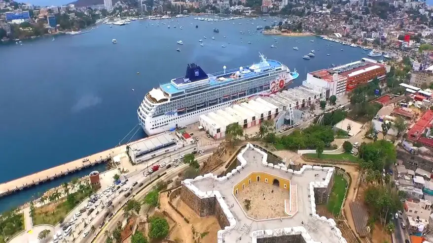 Le port d'Acapulco avec son fort