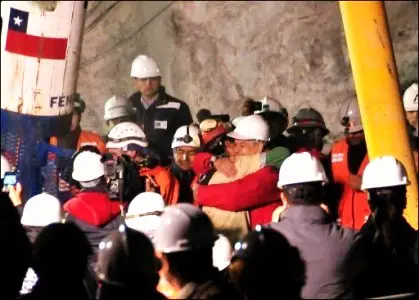 Chili: Les mineurs à la lumière du jour, fin des opérations en vidéo.