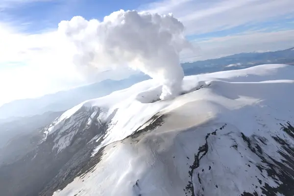 Le volcan Nevado del Ruiz perturbe le trafic aérien au sud de la Colombie