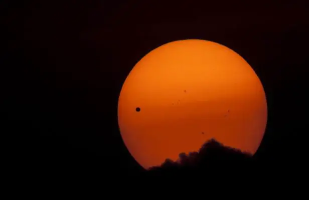 Vénus est passée devant le Soleil