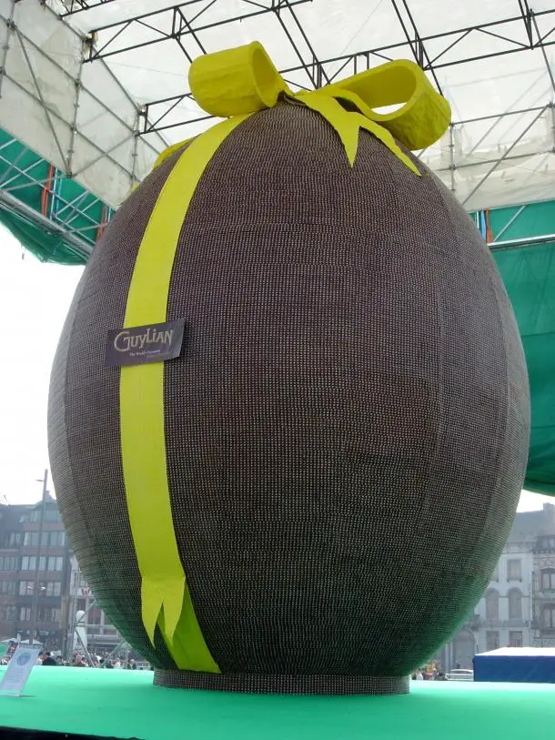 Un oeuf de Pâques en chocolat de six mètres de haut