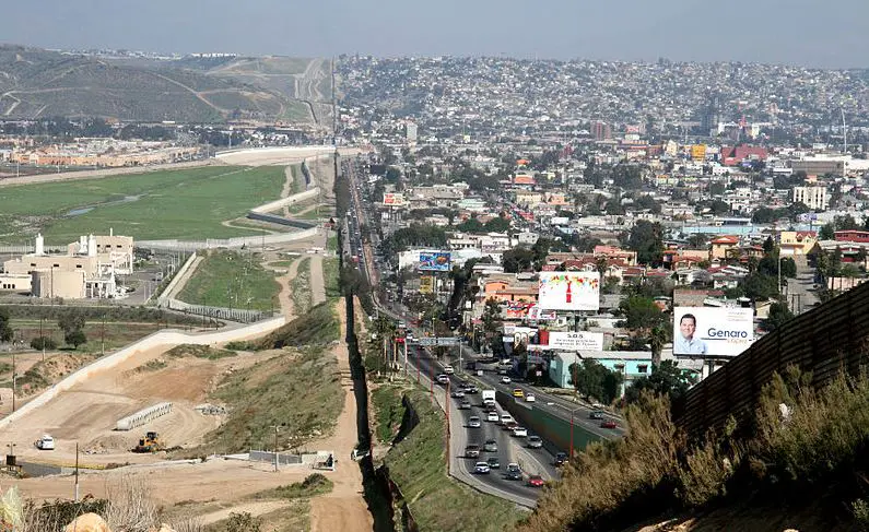  La barrière à Tijuana en regardant vers l'est. À gauche : les États-Unis, à droite : le Mexique.