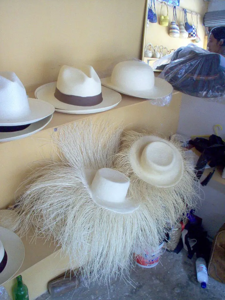 Fabrication des chapeaux du Panama