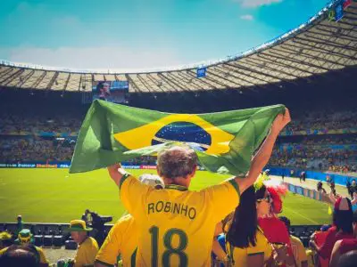 Maillot de foot brésilien : du blanc immaculé au jaune canari