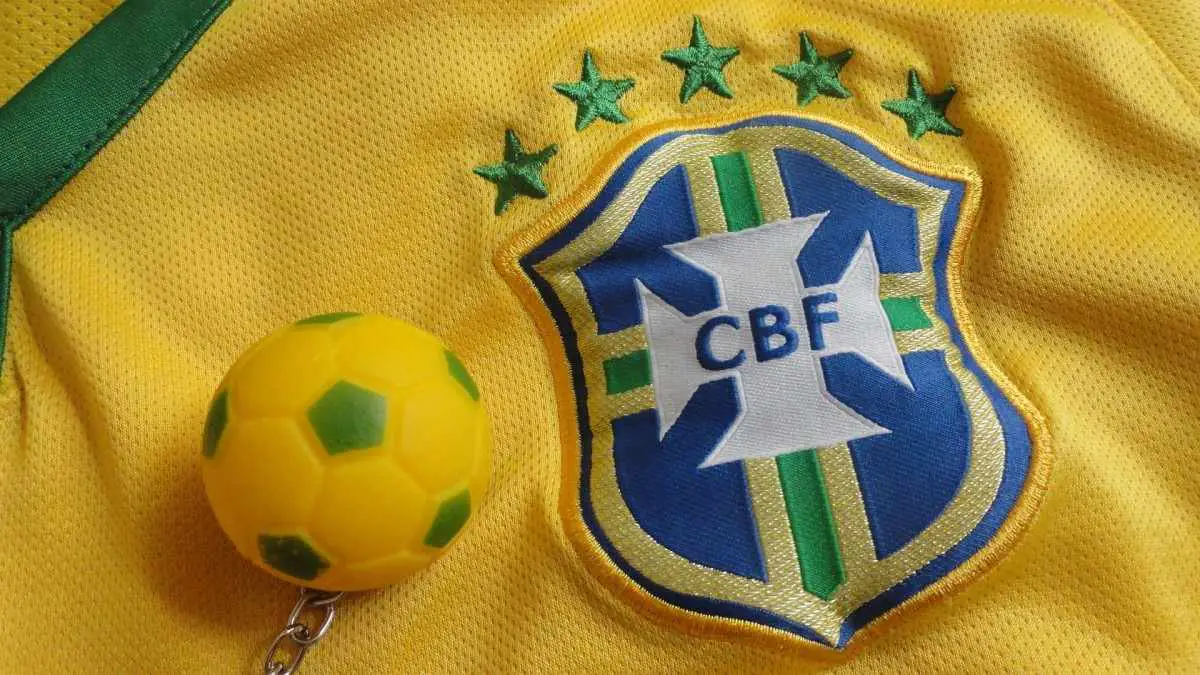 Maillot de foot brésilien : du blanc immaculé au jaune canari