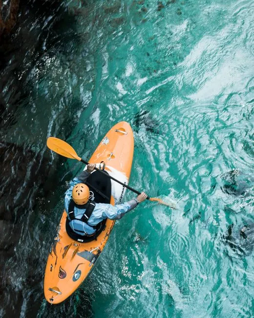 Comprendre les différences : gilet de rafting, VFI « mer » et gilet de kayak