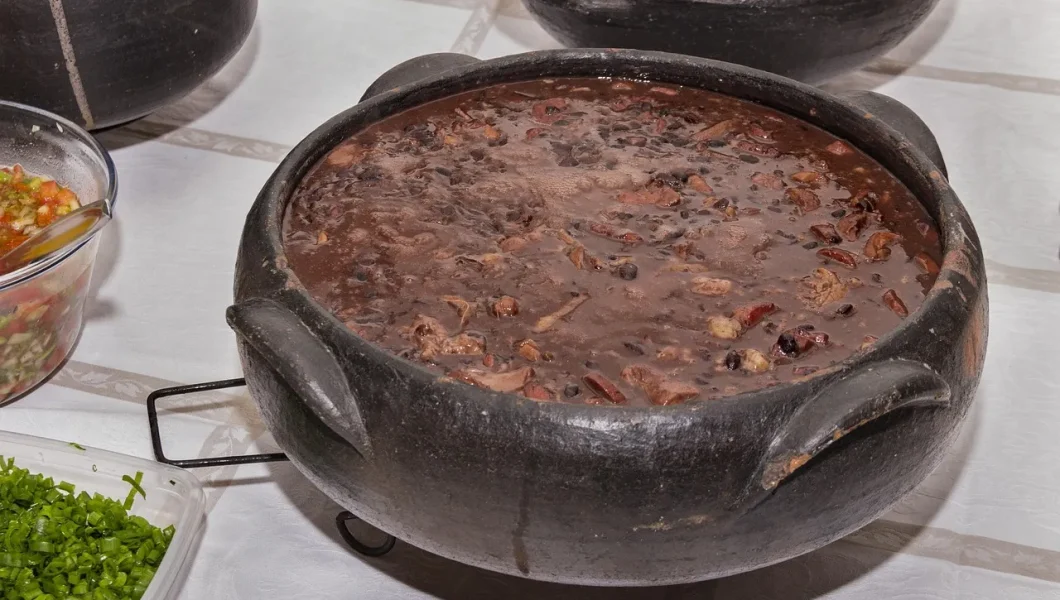Feijoada traditionnelle brésilienne aux haricots noirs et au porc