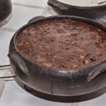 Feijoada traditionnelle brésilienne aux haricots noirs et au porc Feijoada traditionnelle brésilienne aux haricots noirs et au porc