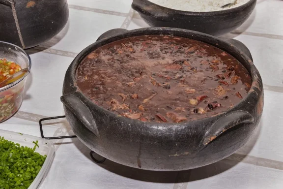 Feijoada traditionnelle brésilienne aux haricots noirs et au porc