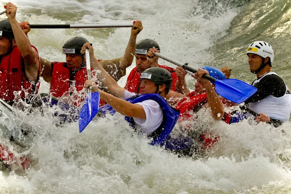 Pourquoi le casque est-il indispensable en rafting ? Parce que le risque « invisible » est souvent le plus grave