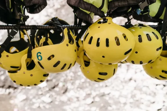 Pourquoi le casque est indispensable en rafting