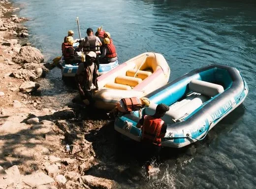 Que fournit une agence de rafting ? Équipement inclus et services sur place