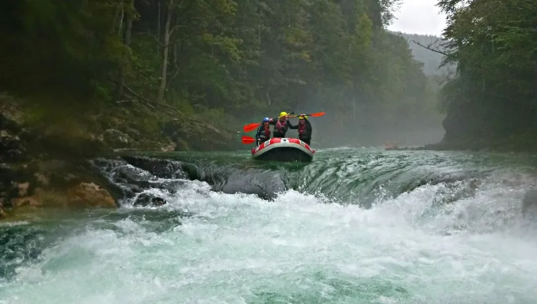 Rafting en eau froide : combinaison, chaussons et protection thermique