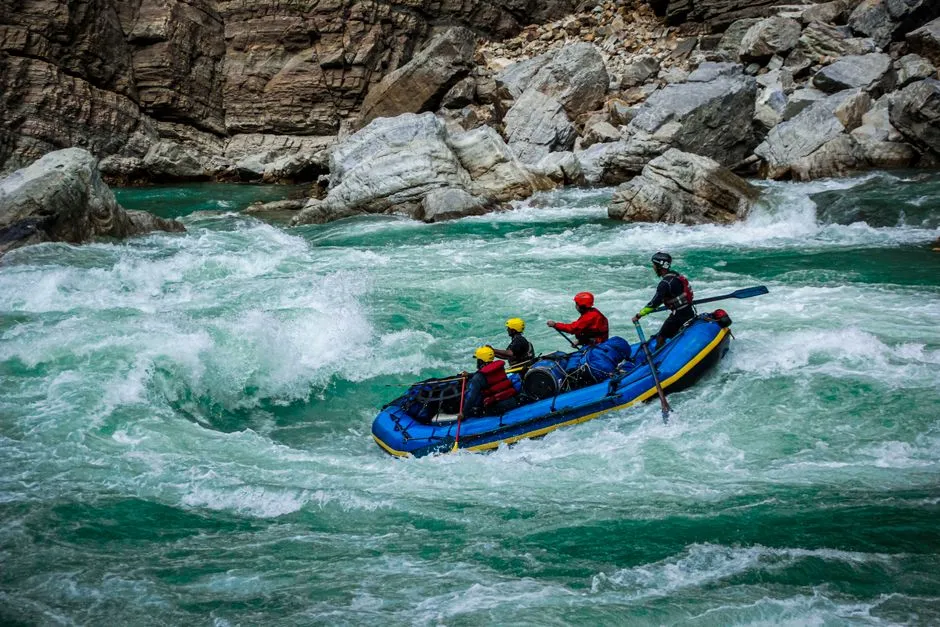 Rafting en eau froide : pourquoi la protection thermique est non négociable